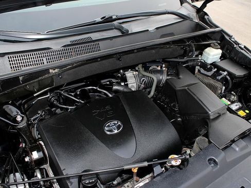 Used 2018 Toyota Highlander XLE image 28