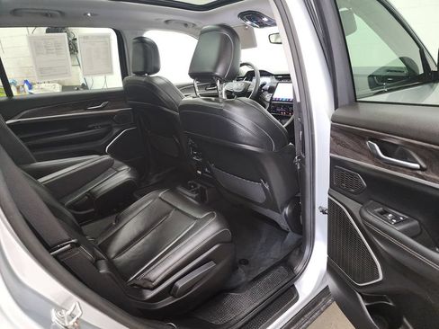 Used 2023 Jeep Grand Cherokee L Limited w/ Black Appearance Package AWD/4WD image 34