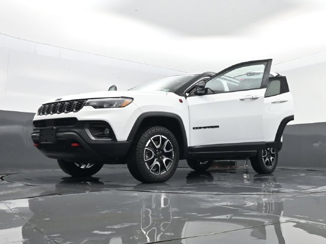 Used 2025 Jeep Compass Trailhawk AWD/4WD image 31