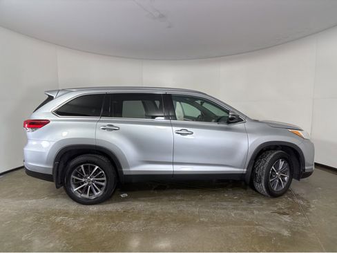 Used 2019 Toyota Highlander XLE image 24