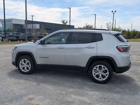 Used 2024 Jeep Compass Latitude AWD/4WD image 5