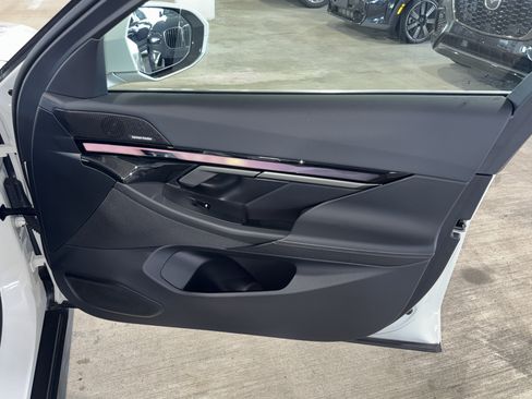 Used 2025 BMW i5 eDrive40i w/ Premium Package RWD image 9