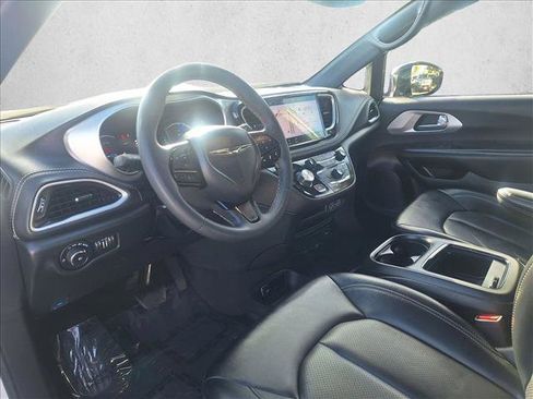 Used 2024 Chrysler Pacifica Limited image 9