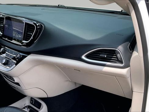Used 2023 Chrysler Pacifica Touring-L FWD image 31