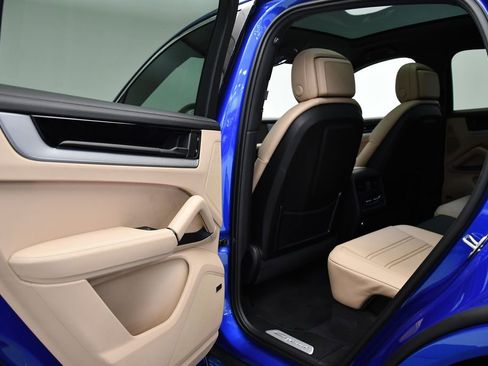 Used 2025 Porsche Cayenne S image 41