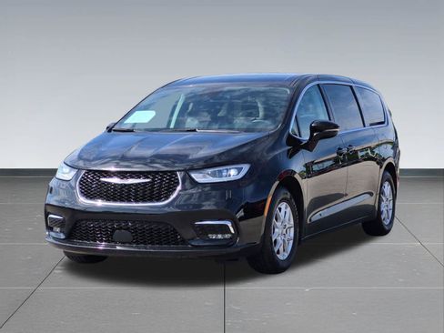 Used 2024 Chrysler Pacifica Touring-L FWD image 10