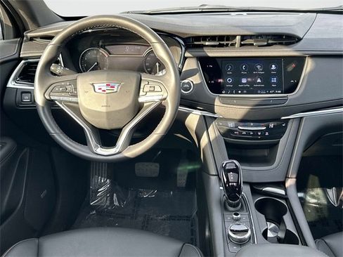 Used 2025 Cadillac XT6 Luxury image 2