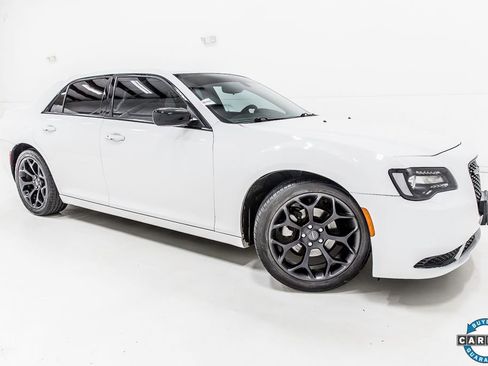 Used 2023 Chrysler 300 Touring w/ Sport Appearance Package image 4