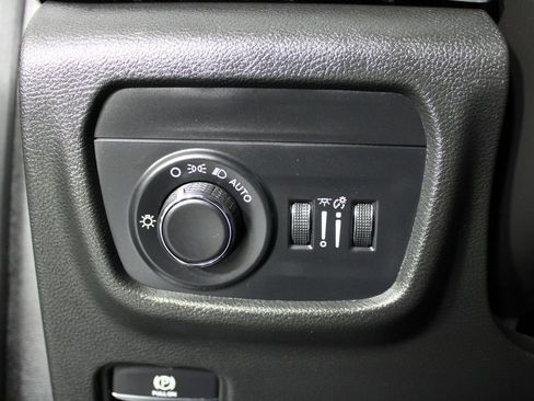 Used 2025 Jeep Grand Cherokee Laredo image 24