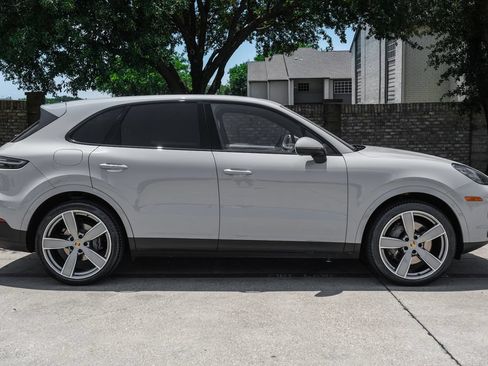 Used 2023 Porsche Cayenne S Platinum AWD/4WD image 15