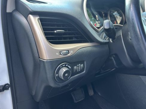Used 2016 Jeep Cherokee Latitude FWD image 28