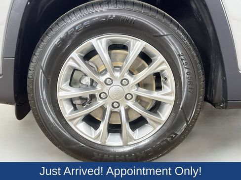 Used 2019 Jeep Cherokee Latitude Plus w/ Comfort/Convenience Group AWD/4WD image 37