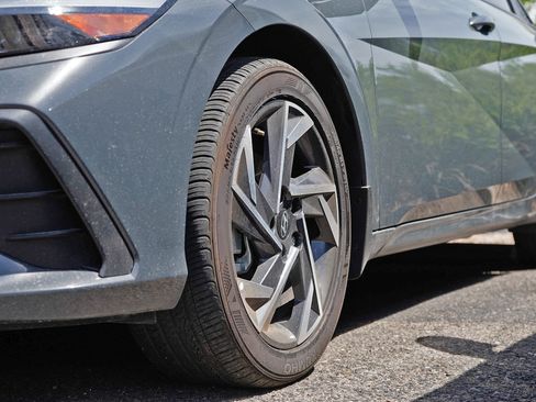 Used 2025 Hyundai Elantra Sport image 4