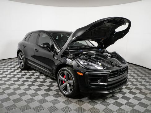 Certified 2023 Porsche Macan S AWD/4WD image 36