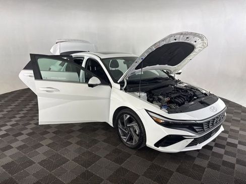 Used 2024 Hyundai Elantra Limited FWD image 12