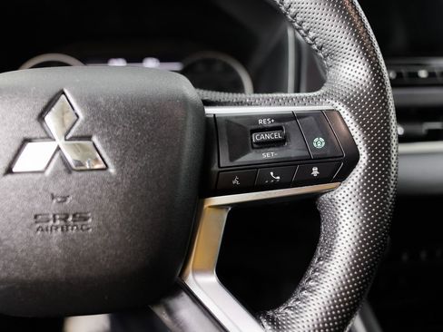 Used 2025 Mitsubishi Outlander SE image 32