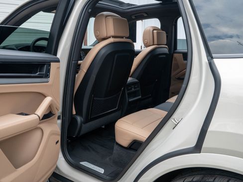 Certified 2024 Porsche Cayenne S image 33