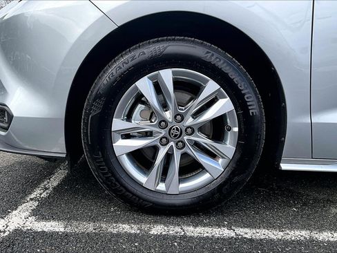 Used 2025 Toyota Sienna XLE w/ XLE Plus Package image 9