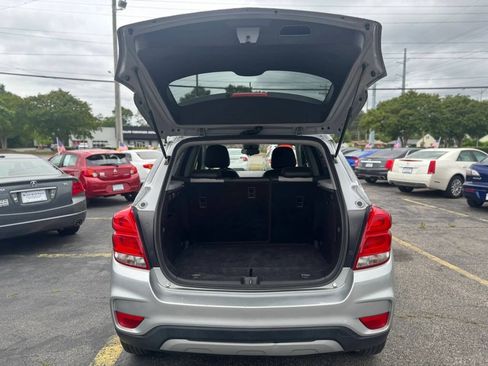 Used 2021 Chevrolet Trax LT FWD image 19