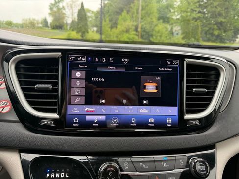 Used 2023 Chrysler Pacifica Touring-L FWD image 13