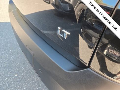 Used 2022 Chevrolet Traverse LT w/ LT Premium Package image 7