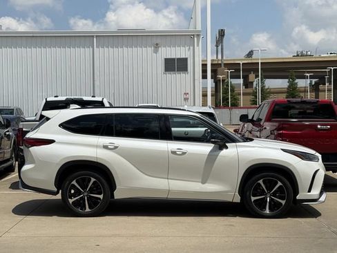 Used 2021 Toyota Highlander XSE FWD image 3