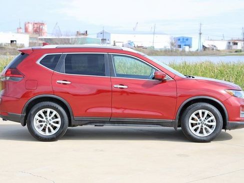 Used 2018 Nissan Rogue SV image 4