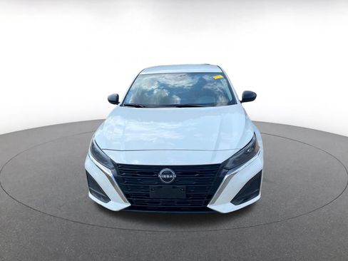 Used 2025 Nissan Altima 2.5 SV FWD image 2