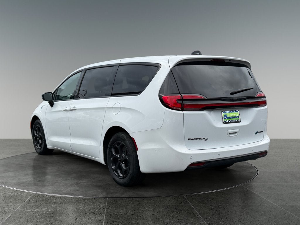 Used 2023 Chrysler Pacifica Limited w/ Uconnect Theater Family Group FWD image 7