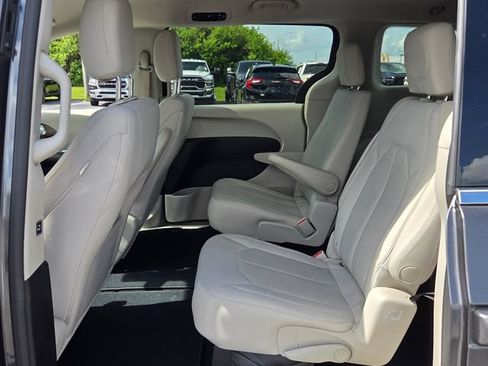Used 2017 Chrysler Pacifica Touring FWD image 10
