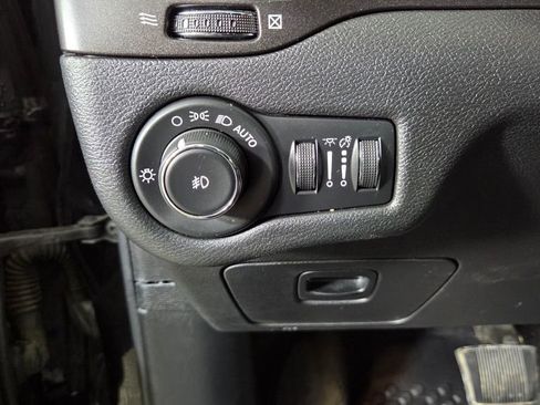 Used 2020 Jeep Cherokee Trailhawk AWD/4WD image 23