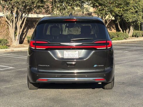 Used 2024 Chrysler Pacifica Select image 5