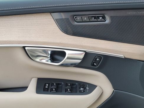 Certified 2025 Volvo XC90 T8 Plus image 17