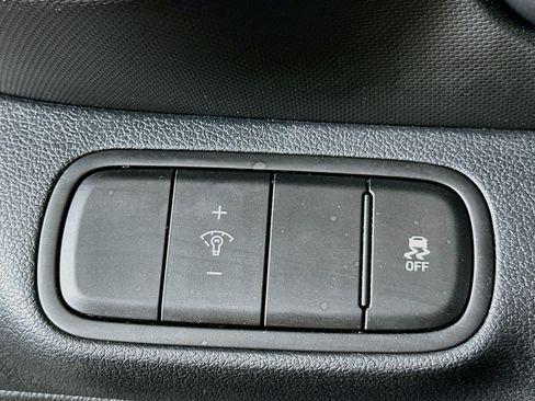 Used 2025 Hyundai Venue SEL FWD image 17
