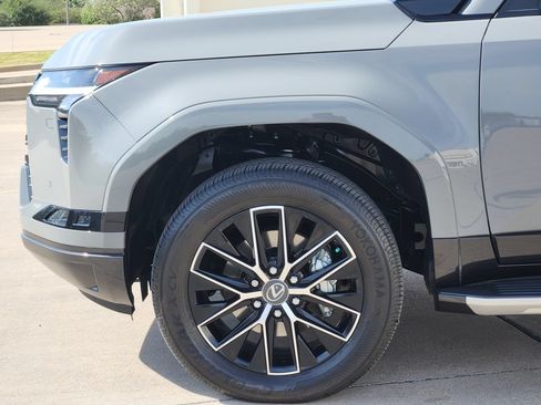 Used 2024 Lexus GX 550 w/ Accessory Package (Z1) AWD/4WD image 5