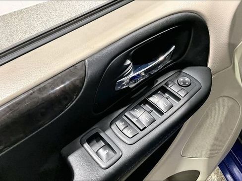 Used 2018 Dodge Grand Caravan SE w/ UConnect Hands-Free Group image 38