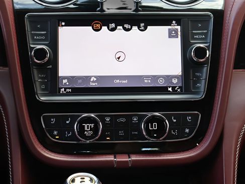 Used 2020 Bentley Bentayga AWD/4WD image 17