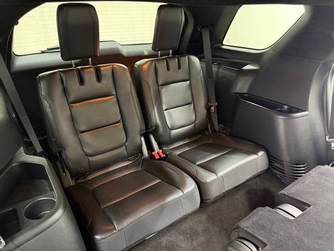 Used 2018 Ford Explorer XLT w/ Equipment Group 202A FWD image 16