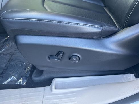 Used 2024 Chrysler Pacifica Touring-L FWD image 16