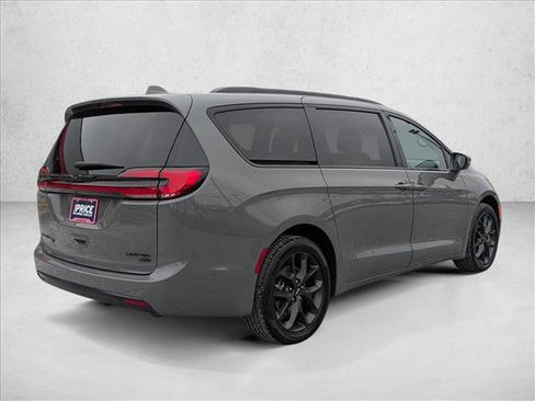 Used 2021 Chrysler Pacifica Limited w/ Uconnect Theater Family Group image 5