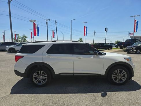 Used 2024 Ford Explorer XLT w/ Equipment Group 202A AWD/4WD image 4