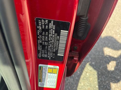 Used 2025 Hyundai Elantra Limited image 29