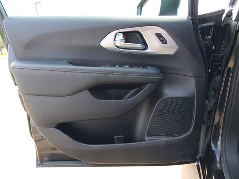 Used 2023 Chrysler Pacifica Touring-L w/ S Appearance Package image 34