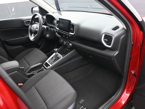 Certified 2025 Hyundai Venue SE image 10