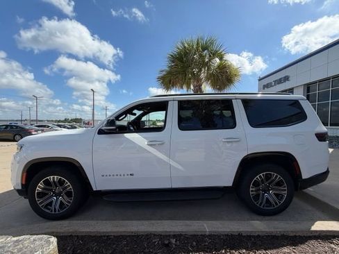 Used 2024 Jeep Wagoneer Series II w/ Flexible Seating Group RWD image 8