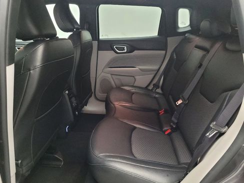 Used 2024 Jeep Compass Latitude image 18