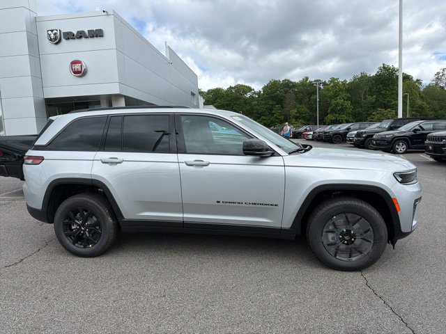 New 2026 Jeep Grand Cherokee Altitude AWD/4WD image 2