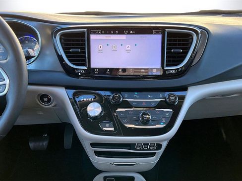 Certified 2024 Chrysler Pacifica Touring-L image 11