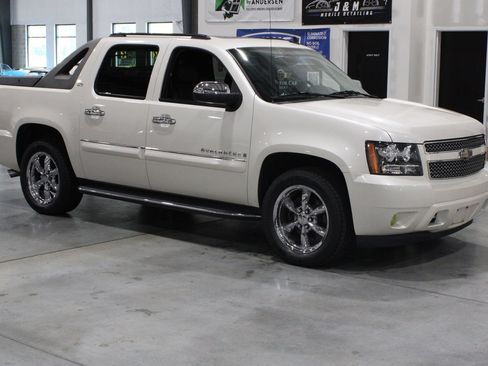 Used 2008 Chevrolet Avalanche LTZ w/ LTZ Preferred Equipment Group AWD/4WD image 18