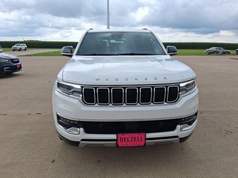 Used 2024 Jeep Wagoneer L Series II w/ Premium Group I AWD/4WD image 3